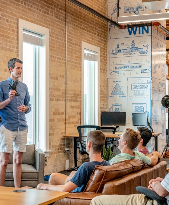 Professionnel confiant sur Revelys